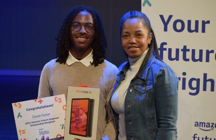  Picture of student Dante Parker with award